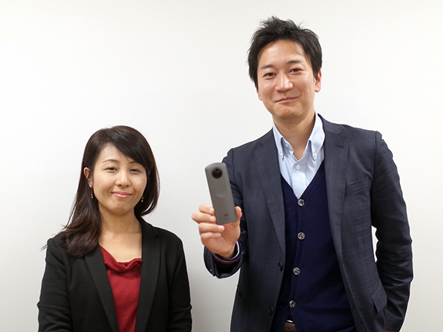 リコーSmart Vision事業本部DS事業センター事業開発部リーダーの稲葉章朗氏（右）と重山美詠氏（左）