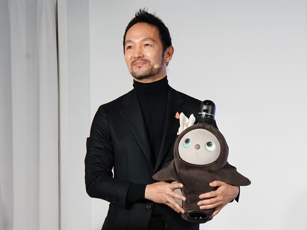 LOVOT』 本体 に 新 カラー “くろ ”登場！エストネーション