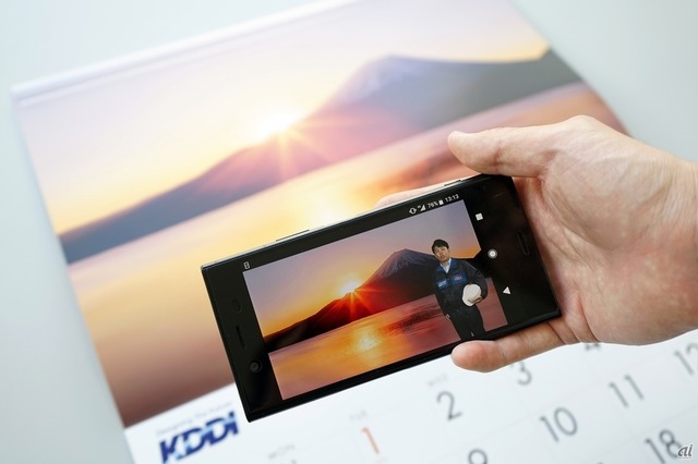 　ドコモと同じくKDDIのカレンダーもスマホを使った楽しみ方が可能です。ARアプリ「SATCH VIEWER」を風景写真にかざすと、KDDIの社員が見どころを動画で紹介してくれます。