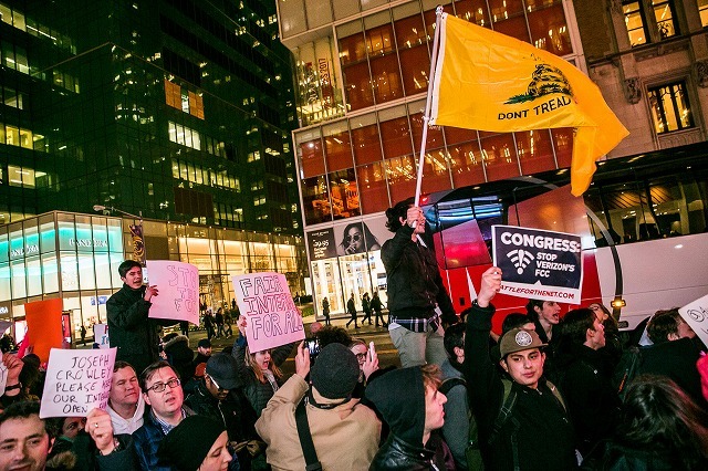 2017年12月、ニューヨーク市内の路上で、ネット中立性を撤廃するというFCCの決議に抗議する人々