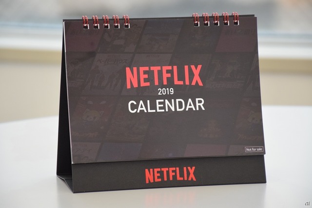 　こちらは、動画見放題サービス「NETFLIX」のカレンダーです。同サービスを象徴するカラーでもある赤と黒のデザインです。