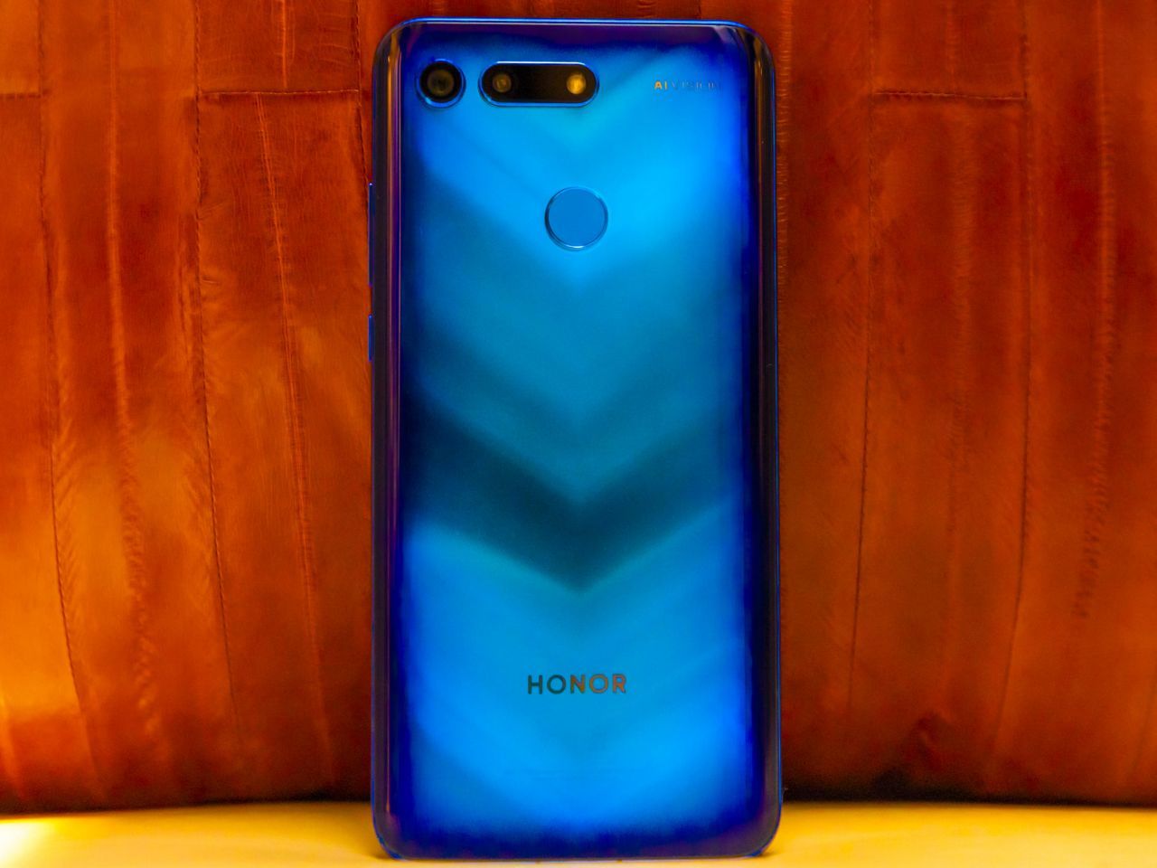 画面内カメラ搭載の新型スマホ「HONOR View20」を触ってみた