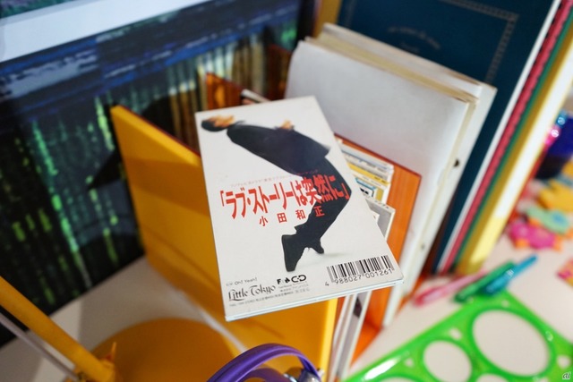1991年に発売された小田和正の「ラブ・ストーリーは突然に」。フジテレビ系列で放送された「東京ラブストーリー」の主題歌として有名となり、平成初期を象徴する楽曲の一つとなった。収録されている8cmCDもなつかしさをおぼえる。