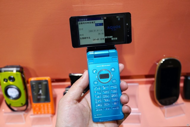こちらはiPhone 3Gの発売と同じ2008年に登場したシャープ製「SH-01A」。ケータイを手に持ったまま液晶を横回転できる「サイクロイド式ディスプレイ」を搭載し、ワンセグなどの視聴に最適だった。液晶は、3.3インチ480×854ピクセル（iPhone3Gは320×480ピクセル）、メインカメラはAF対応800万画素（同固定焦点の200万画素）と、まさしく独自に進化したフィーチャーフォンを体現したと言える。