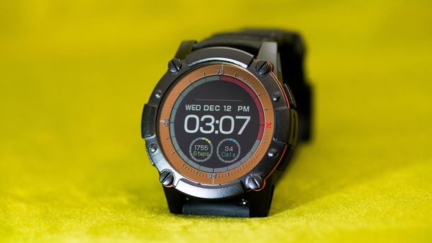 　「MATRIX PowerWatch 2」は、心拍センサ、歩数計、水深200mの耐水性能、通知といったスマートウォッチに期待する機能がすべて搭載されている。太陽光と体温だけで発電するので、充電が不要。