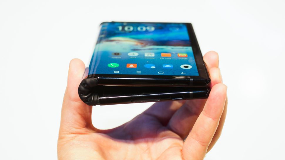 FlexPaiのような2つ折りスマートフォンはたたんでも平らにはならない。