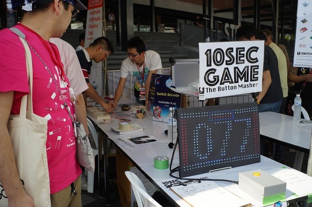 ここからは日本のブースを紹介。「10SEC GAME」は、とにかく10秒間、ボタンを連打し続けるシンプルなゲームだ。筆者の初回スコアは「77」だった。「138」という強者の記録がノートに書いてあり、悔しいのでもう一度挑戦。