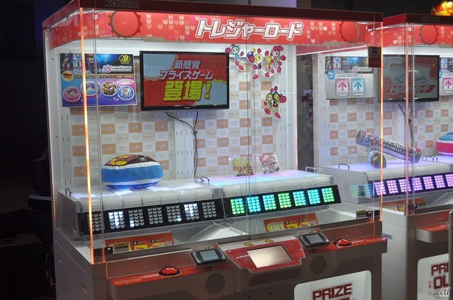 　プライズマシン「トレジャーロード」を参考出展。ベルトコンベアを動かして景品を落とす。