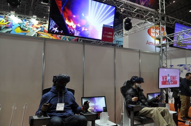 　東京（新宿）と大阪に展開しているVR体験施設「VR ZONE」で稼働しているVRアクティビティ「ゴジラVR」。激流下りが体感できる「冒険川下りVR ラピッドリバー」もあわせて出展している。