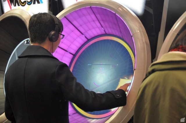 　独特な360度タッチパネルで、タイミングをあわせてタッチしていくゲームとなっている。