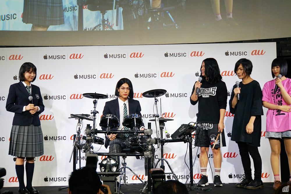 ヤバイTシャツ屋さんのドラマーもりもりもとさんが、中川大志さんにドラムをレクチャーする一幕も