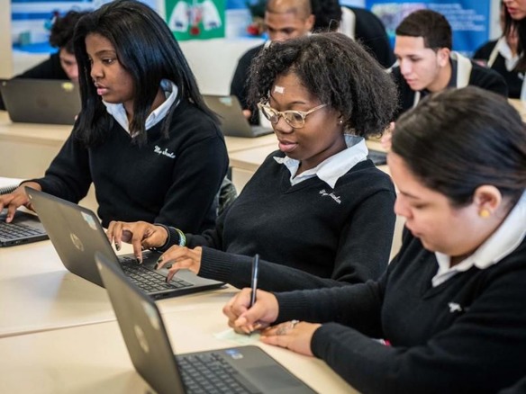 アマゾン、NY市の高校にコンピュータサイエンス講座の資金を提供へ