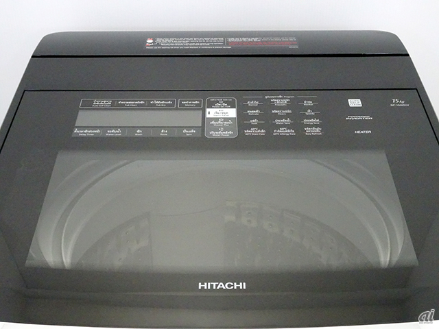 タテ型洗濯機のデザイン変更後。多くのボタンを配置した操作パネルを洗濯機のフタの上に用意