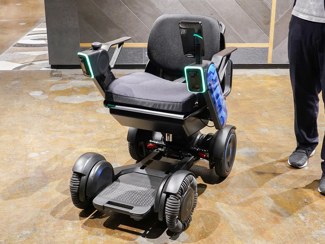 自走する車イスがエレベーターを使って目的地へ--WHILL、屋内で自動運転の実証実験 - CNET Japan