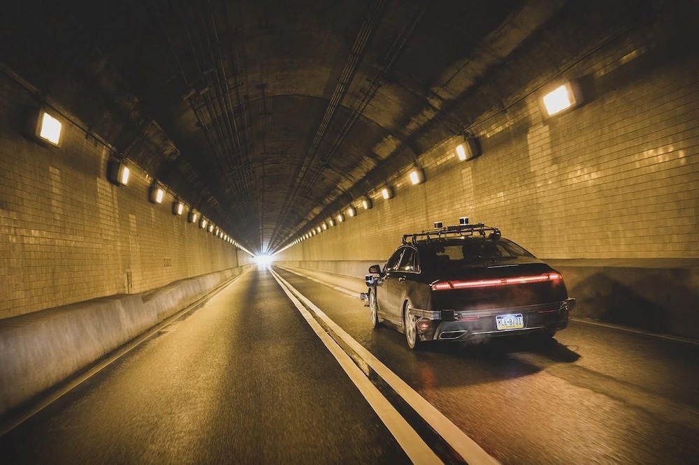 Aurora Innovationの自動運転用ハードウェアを搭載したLincolnがトンネルを走行する様子