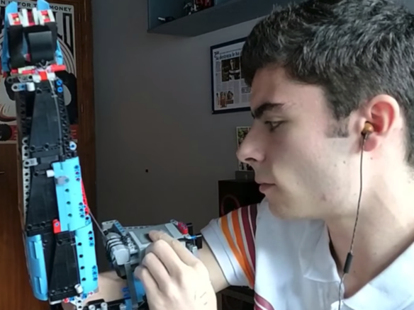 スペインの学生、「LEGO」ブロックで「アイアンマン」風ロボット義手を製作
