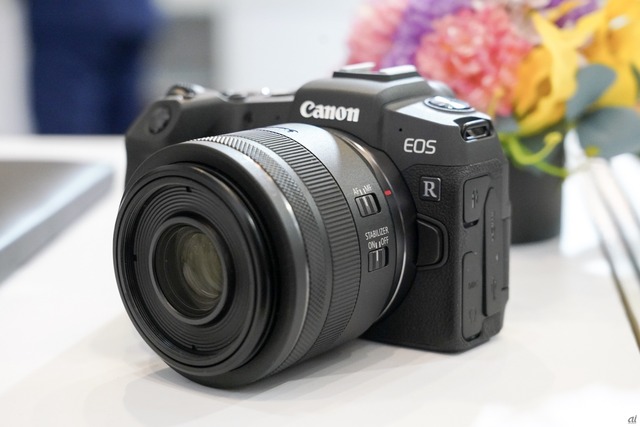 　エントリークラスのフルサイズミラーレスカメラ「EOS RP」。本体価格は16万500円（税別）、写真の「RF 35mm F1.8 MACRO IS STM」とのセットは、21万9500円（税別）。