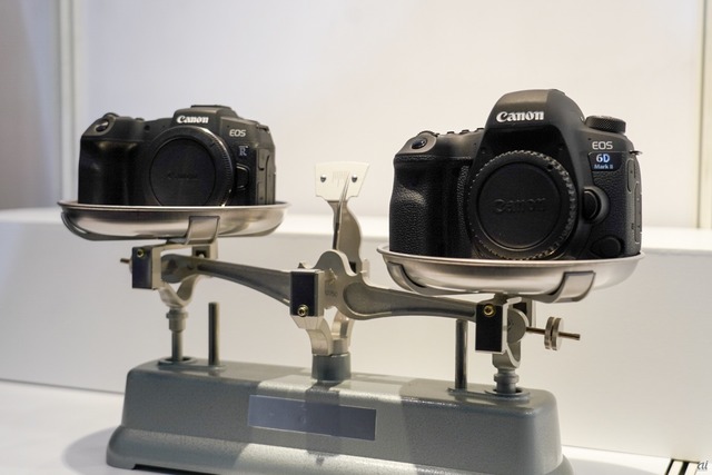 　同クラスのエントリー向けフルサイズデジタル一眼レフカメラ「EOS 6D Mark II」との重量比較。6D Mark IIは、バッテリー込みで765gだが、EOS RPは485gと500mlペットボトルよりも軽量だ。これは、エントリー向け一眼レフ「EOS Kiss X9i」と比べても軽い。