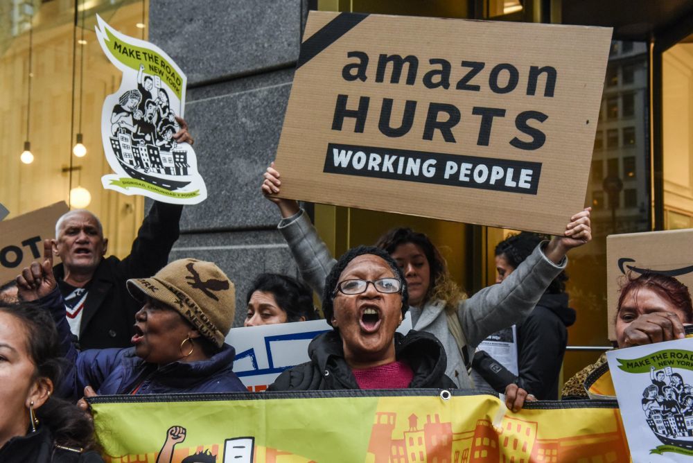 Amazonがニューヨーク市に第2本社を建設する計画を11月に発表した数日後、同社の書店の前で計画に抗議する人々