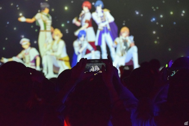 　公演中は、ファンがスマートフォンなどで撮影してもOKとなる撮影タイムがあるのも、CG STAR LIVE恒例。これまでとは違い、ある楽曲中に行われる形となっている。