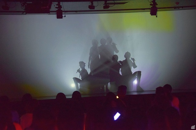 　ライブステージはシリーズを代表する楽曲を次々と披露。現実さながらの照明、そしてシルエットから登場する場面もあった。
