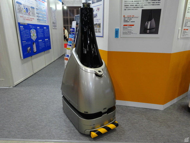 　鉄道事業者向けの警備ロボット「ペルセウスボット」。自律移動型で、ロボットに搭載したAIカメラで不審者はや不審物などを自動検知し、駅の係員へ通報する。