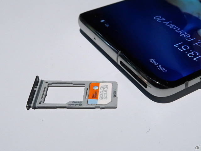 　SIMカード、MicroSDカードスロット。展示機は片方がMicroSDカードと排他のDSDS仕様となっていた。さらにWi-Fiは、これもスマートフォンでは世界初となるWi-Fi 6に対応。またBluetoothは5.0をサポートする。またバッテリー容量はGalaxy S10が3400mAh、Galaxy S10+が4100ｍAhで、いずれも急速ワイヤレスチャージ（Quick Charge 2.0）に対応している。加えてワイヤレスチャージに対応する他製品に対し、Galaxy S10/S10+が自ら電力を供給できる機能「Wirwless Power Share」も搭載されている。