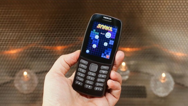 Nokia 210、Nokia 4.2、Nokia 3.2、Nokia 1 Plus

　なじみのある昔ながらのデザインである「Nokia 210」、ミッドレンジの「Nokia 1 Plus」「Nokia 3.2」「Nokia 4.2」も披露された。Nokia 210はシンプルでユーザーフレンドリーな機能を備える。価格も30ユーロ（約3800円）と非常に手ごろだ。