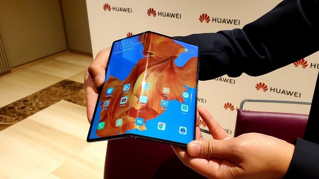 Huawei Mate X

　華為技術（ファーウェイ）が折りたたみ式の5Gスマートフォン「Huawei Mate X」を発表した。2299ユーロ（約29万円）。開くと8インチのディスプレイになる。