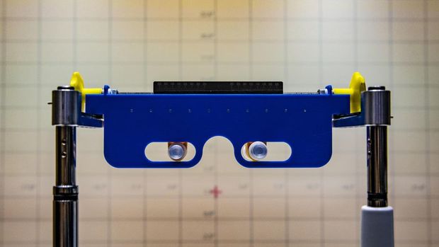 　Microsoftが開発した、額と目の間の距離を測るツール。眼鏡をかけたままでも装着でき、HoloLens 2ができるだけ多様な顔にフィットすることを目指す。
