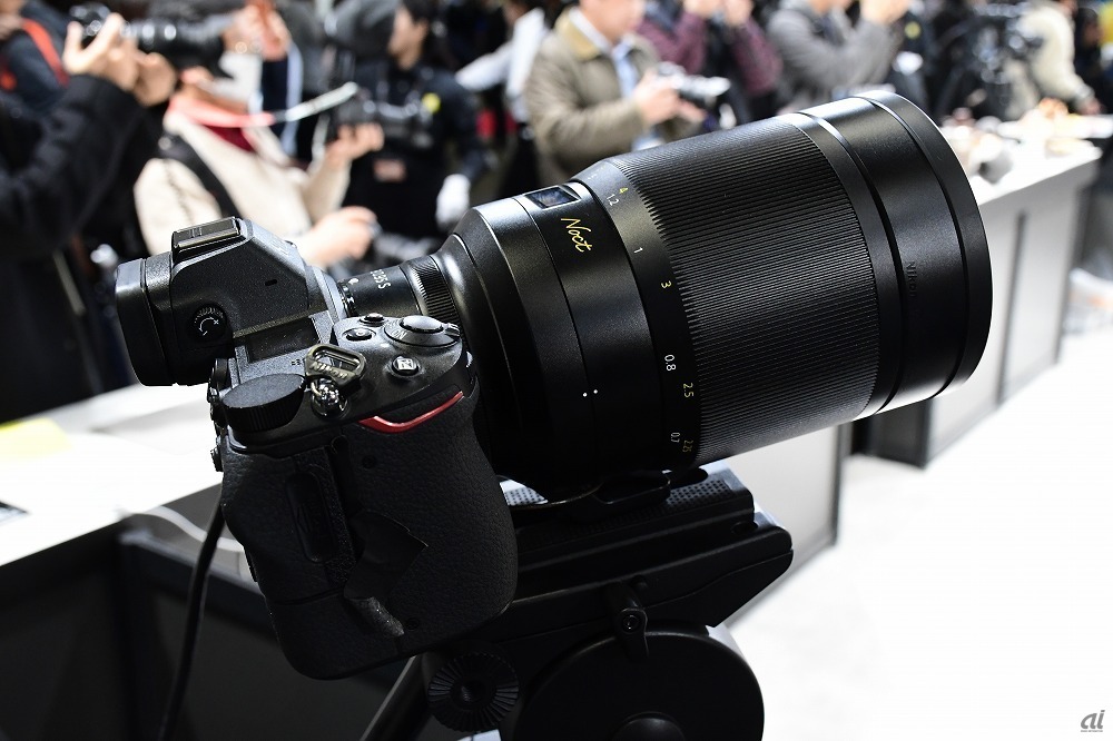 ニコンでは、ミラーレスカメラ用マウント「Zマウント」用として開発中の、「NIKKOR Z 58mm f/0.95 S Noct」を展示。同社の技術の粋を集めた製品だ