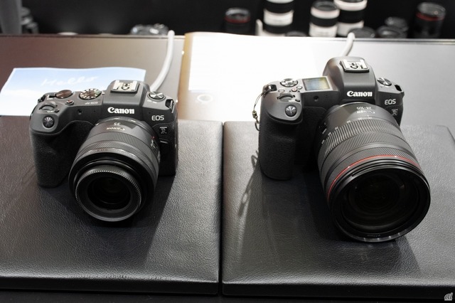 　キヤノンの新作フルサイズミラーレス「EOS RP」（左）。RFマウントを搭載した初期モデル「EOS R」（右）よりもエントリーに位置するが、440g（本体のみ）の軽量ボディ、公式オンラインストアで税別16万500円という価格から、手に取りやすいカメラとなっている。