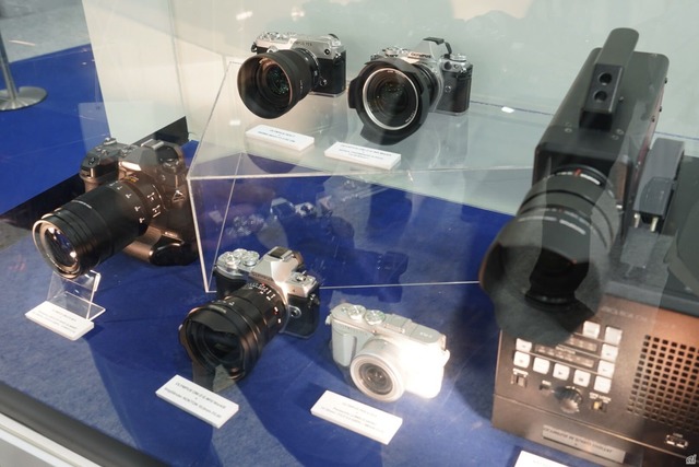 　オープンプラットフォームであるマイクロフォーサーズを紹介。オリンパスのカメラに、パナソニックやコシナ（フォクトレンダー）などの他社レンズも装着できることをアピールしていた。