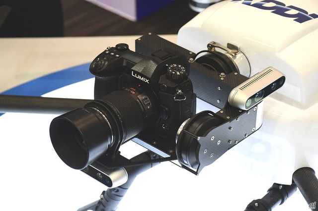 　KD-I01には、カメラ本体の前と横に距離センサーを配置。センサーとカメラが連動し、自動でピントを合わせられるという。