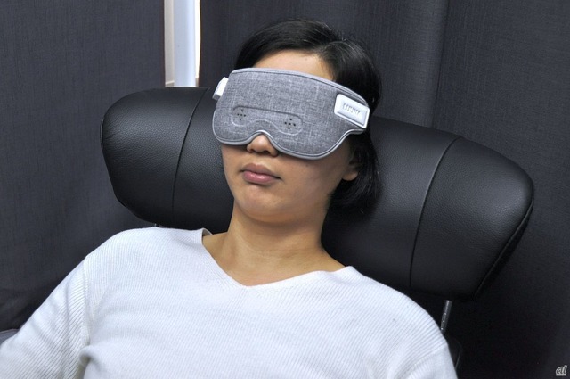 　睡眠中の脳波をモニタリングする睡眠計測アイマスク「LUUNA」も用意。
