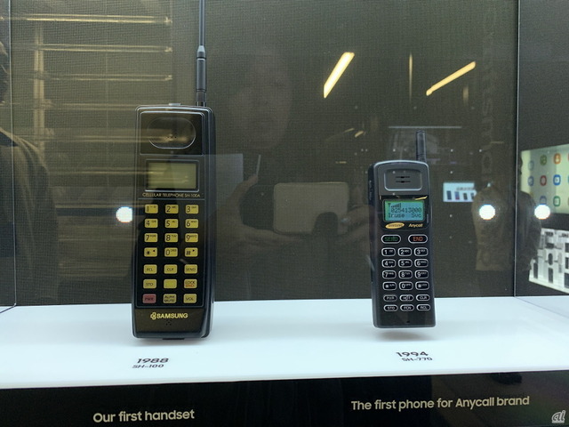 　サムスンは、1988年に初めて携帯電話「SH-100」（左）を発売した。右は1994年に発売した「SH-770」。