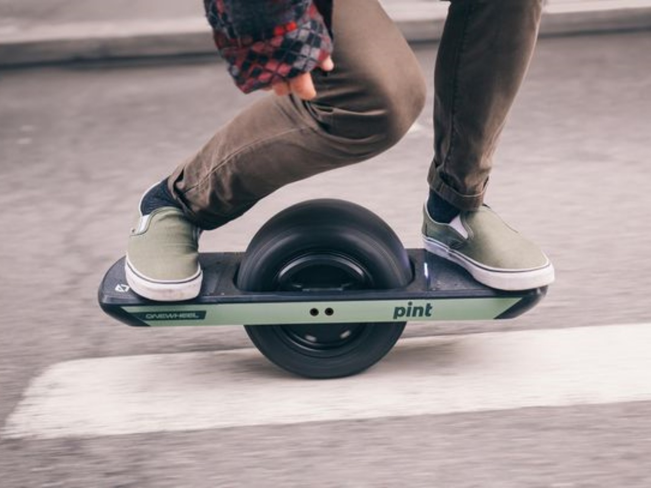 タイヤをまたいで乗る一輪電動スケボー「Onewheel」、手頃価格の小型 