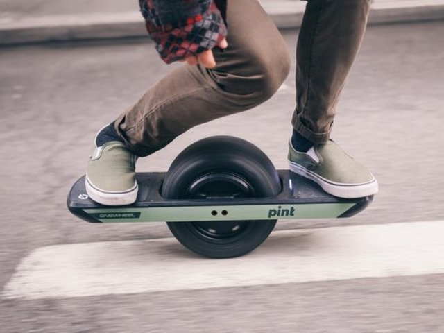 タイヤをまたいで乗る一輪電動スケボー Onewheel 手頃価格の小型軽量モデルが登場 Cnet Japan