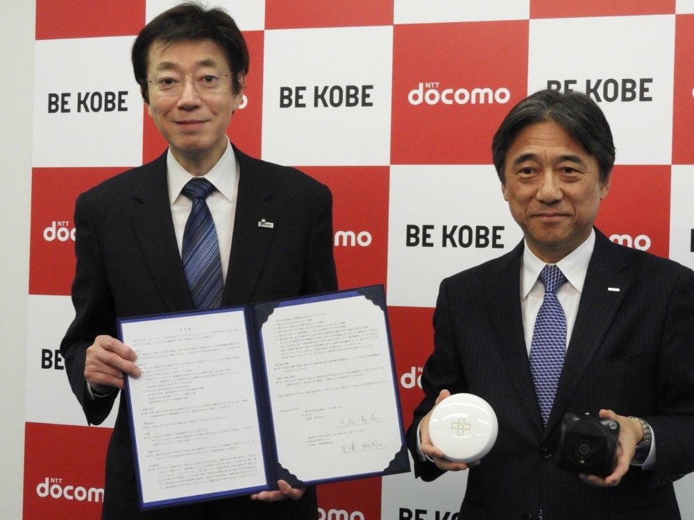 締結式に出席した神戸市の久元喜造市長と（左）NTTドコモの吉澤和弘代表取締役社長
