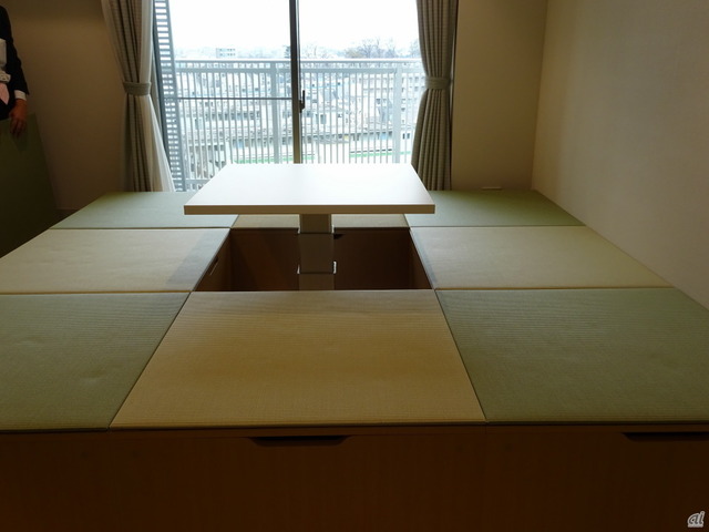 　リハビリ施設はテーブルとイスが多い中、和室も用意。日本では畳の部屋がまだ多いことを受け、自宅に戻ってからも困らないよう、和室での生活を支援するための「畳昇降コラム」を備えた畳スペースを設置した。中央が電動式のテーブルになっており、上げ下げすることで掘りごたつのような環境になる。慣れ親しんだ畳のある和室に触れながら、和室で快適に暮らせるようサポートするという。