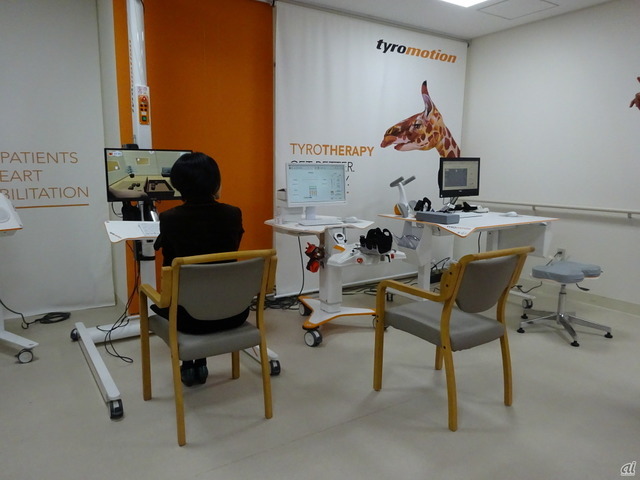 　VRを用いた上肢のロボットリハビリ機器なども導入。世界の1500以上の施設で使用されているが、リハビリ施設としては都内初という。オーストリアの企業Tyromotion（タイロモーション）のシステムだ。
