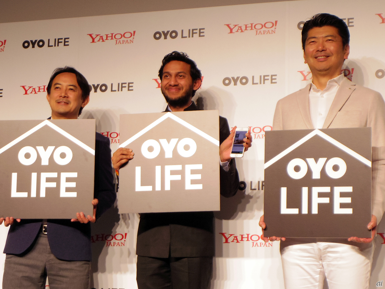 左から、ヤフー 代表取締役社長CEOの川邊健太郎氏、OYO CEOのリテシュ・アガルワル氏、OYO TECHNOLOGY&HOSPITALITY JAPAN CEOの勝瀬博則氏