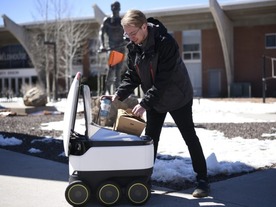 ロボットが食事を届けるキャンパス内サービス、注文はアプリから--北アリゾナ大が開始