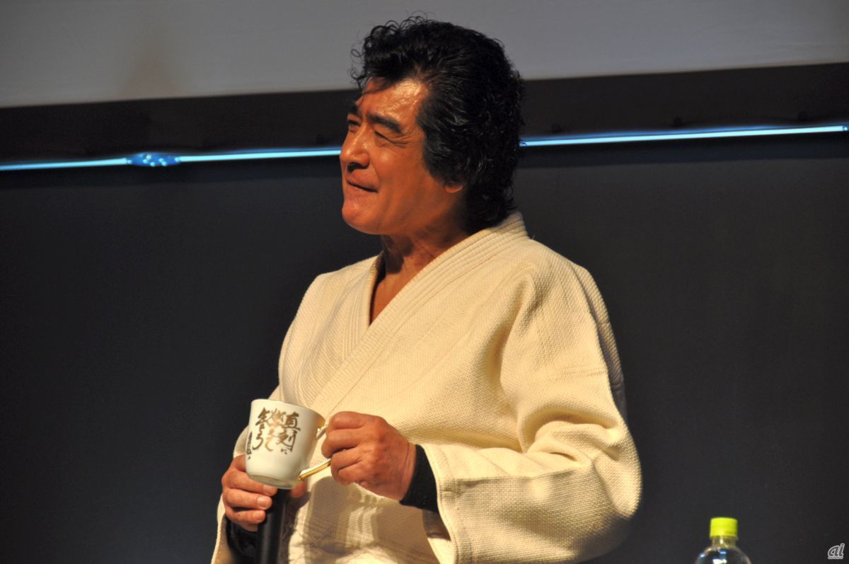 トークの途中、藤岡さんがプロデュースしているコーヒーが登壇者に振る舞われ、それを飲む一幕も