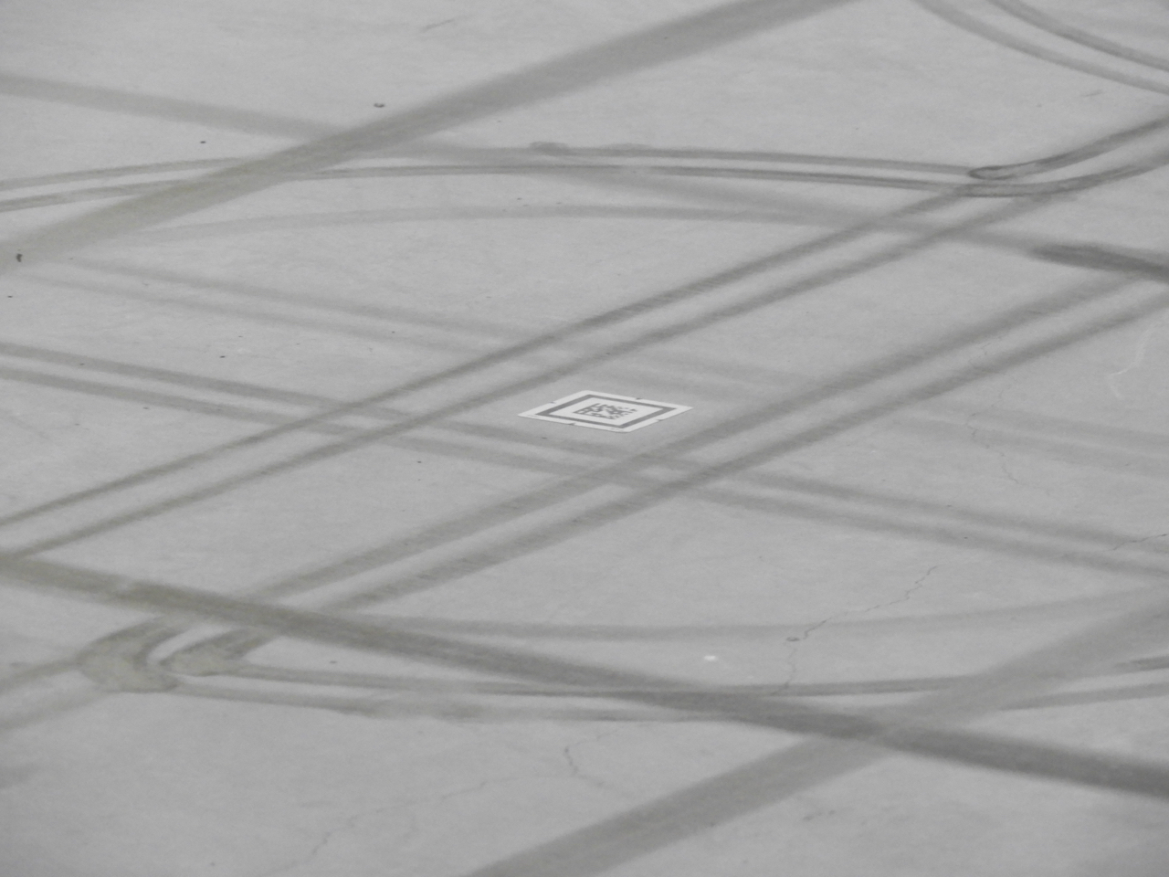 ドライブは自律式で床のQRコードを読み込んで移動する。タイヤで黒い線ができるほど正確に動いているのがわかる。
