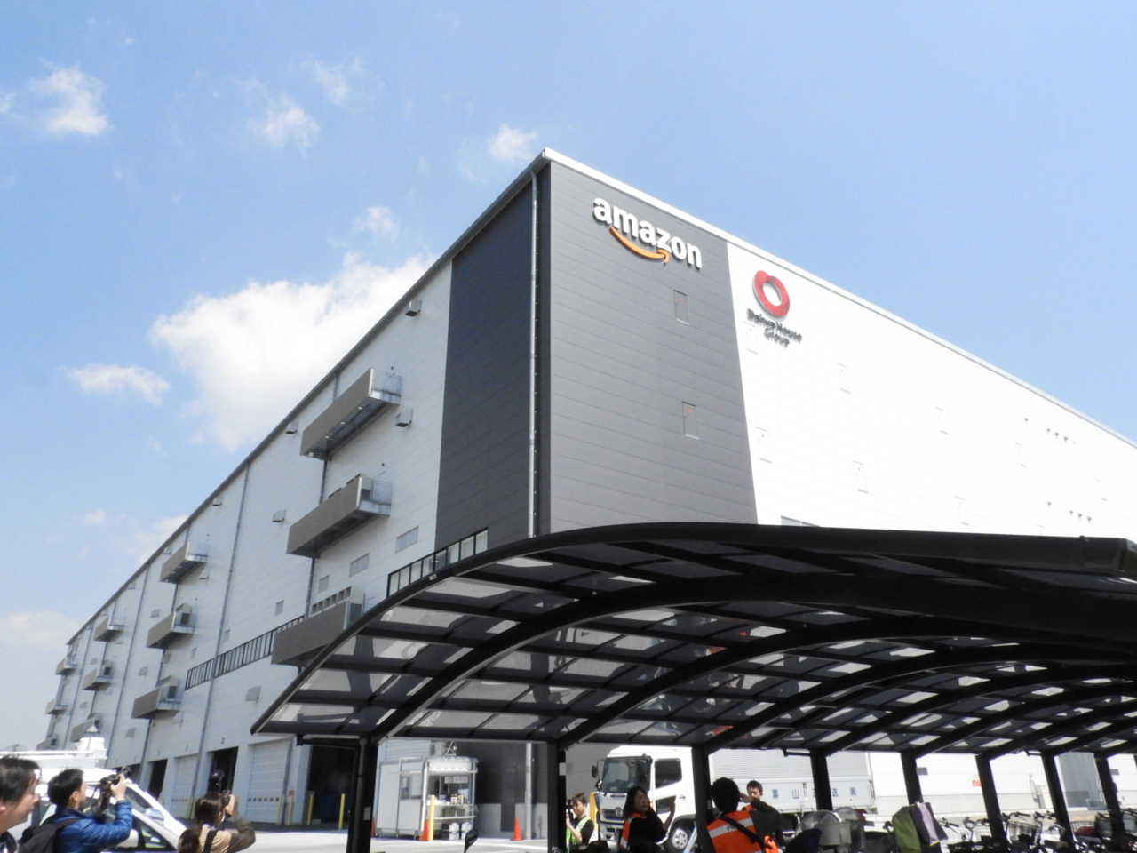 関西で初めてアマゾン・ロボティクスが導入された物流拠点「茨木FC」が報道陣に公開された。