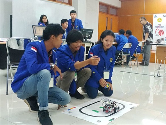 インドネシアの大学で「ロボットプログラミング講習」--日本の“ロボット教育”第一人者が講師に