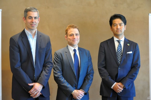 　Slack Technologies CEOのスチュワート・バターフィールド氏（中央）、Slack Japan カントリーマネージャーの佐々木聖治氏（右）、Slack Technologies エンタープライズプロダクト部門責任者のイラン・フランク氏（左）。