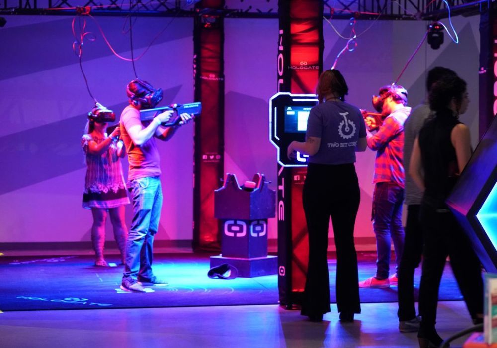 Two Bit Circusでは、VRヘッドセットを着けてロボットやゾンビと戦うことができる