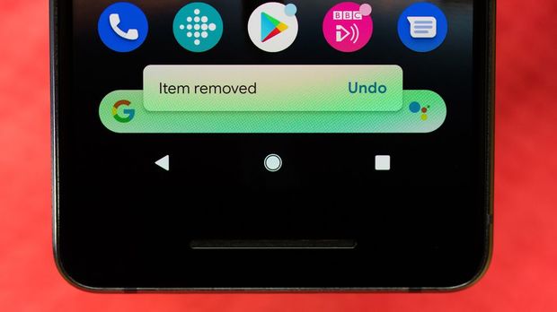 　今でもホーム画面上のアプリアイコンを画面上部にドラッグするとアイコンを削除できるが、Android  Qでは画面下部に削除を取り消すかどうかを尋ねるメッセージが表示される。
